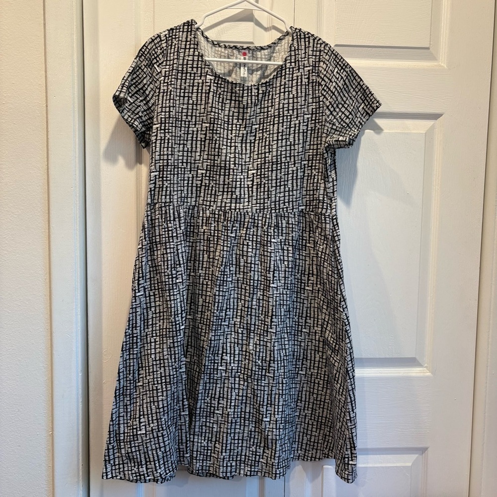 Journey 5 Black and White Knee Length Dress - Size Large